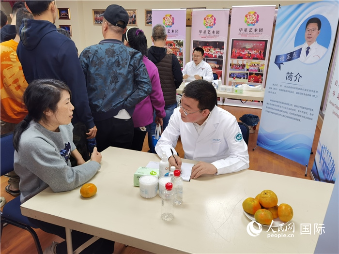 中醫(yī)專家為當?shù)厝A僑華人提供中醫(yī)咨詢和診療服務。 （本報記者 楊謳 攝）