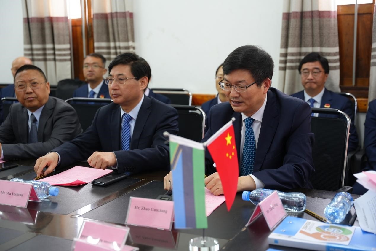 揚州市衛(wèi)健委黨委書記趙國祥在衛(wèi)生部捐贈儀式上發(fā)言。中國援桑醫(yī)療隊供圖