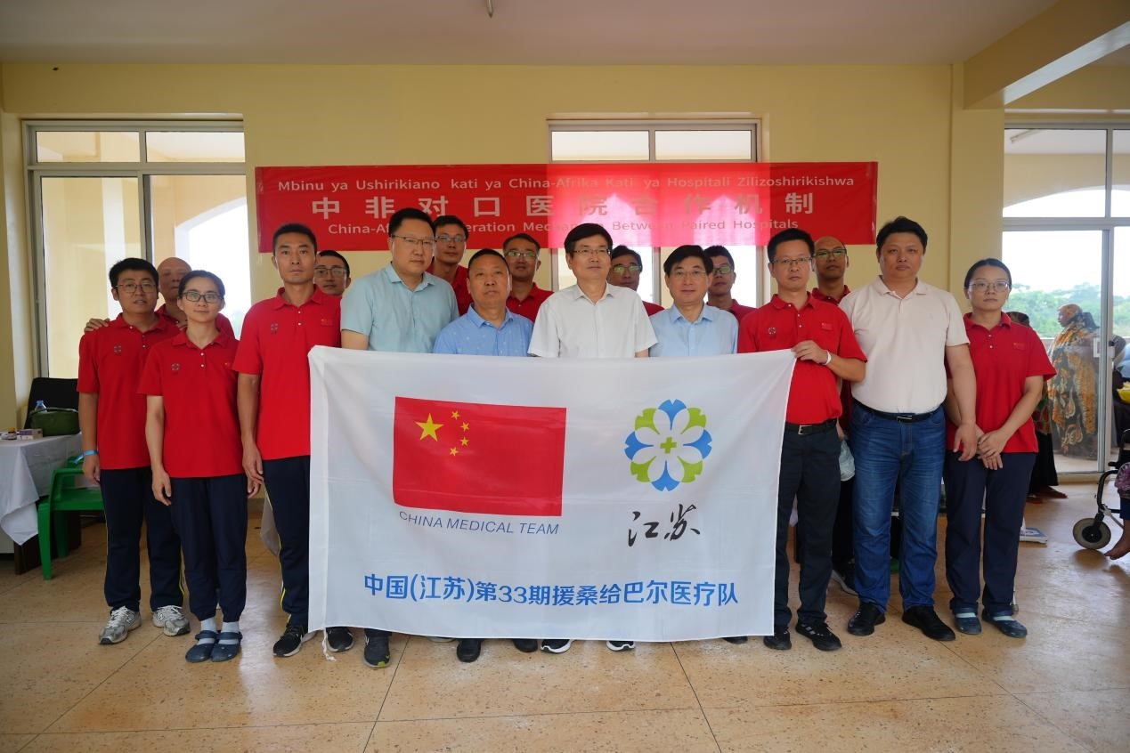 揚州市衛(wèi)健系統(tǒng)代表團和醫(yī)療隊在義診現(xiàn)場合影。中國援桑醫(yī)療隊供圖