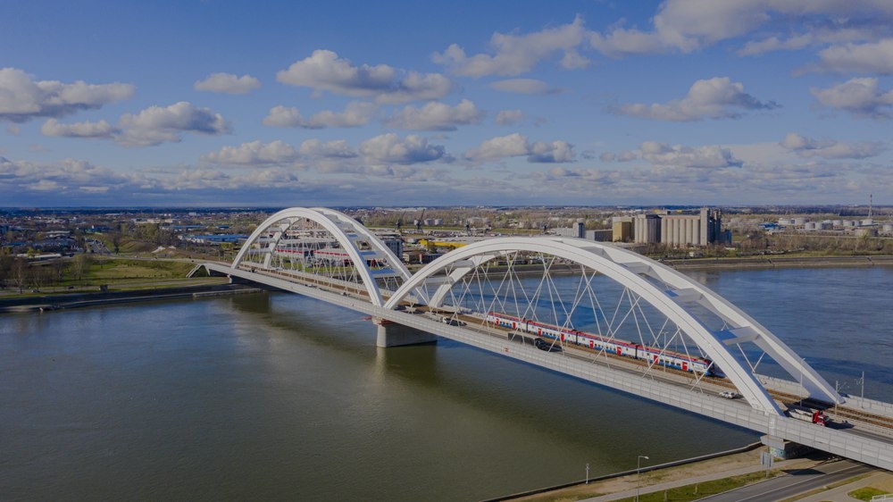 2024年3月12日，一列火車(chē)運(yùn)行在匈塞鐵路塞爾維亞境內(nèi)貝諾段諾維薩德多瑙河大橋上（無(wú)人機(jī)照片）。新華社發(fā)（任衛(wèi)云攝）