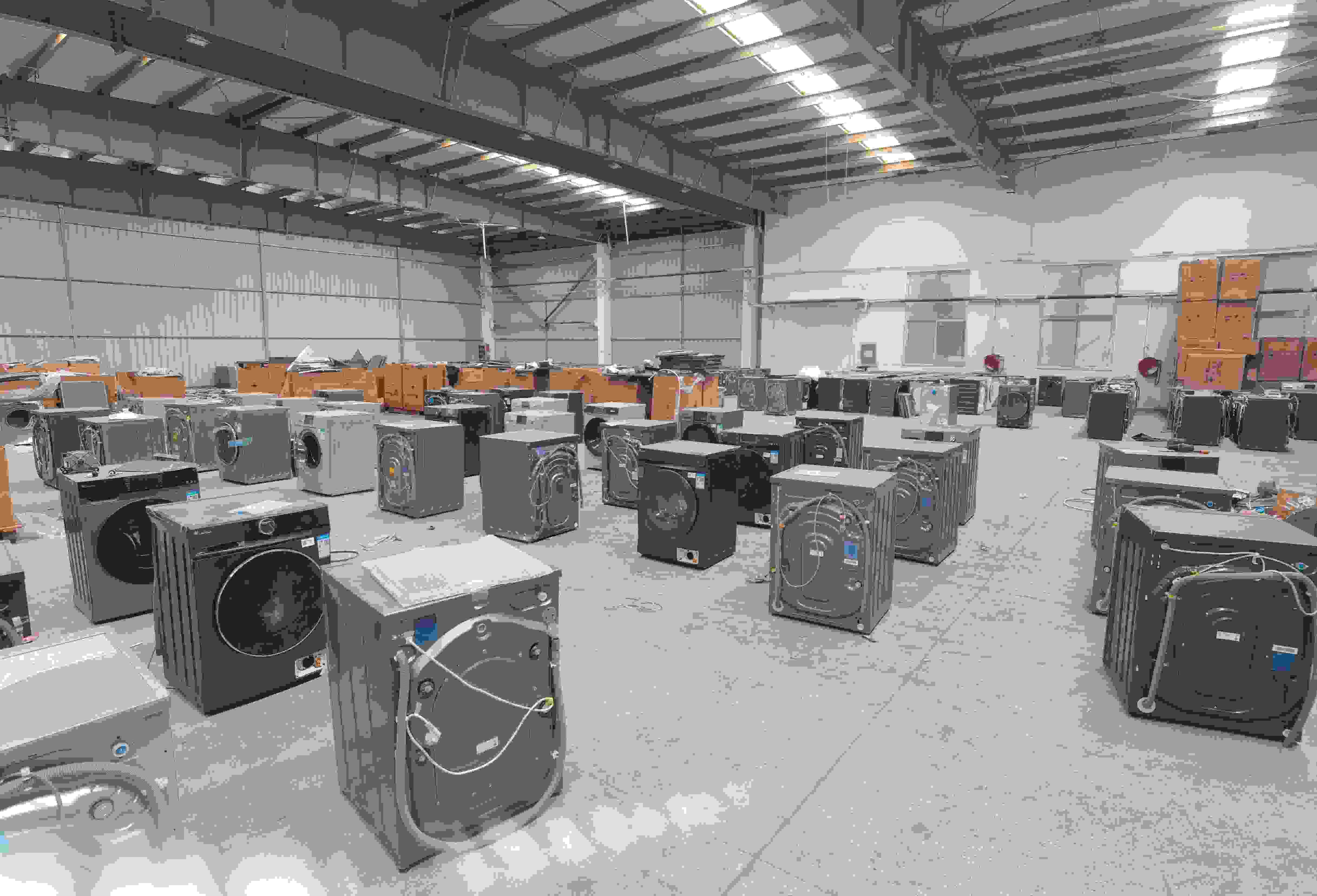 專案組民警查扣涉案場所及假冒知名品牌洗衣機。巨野警方供圖