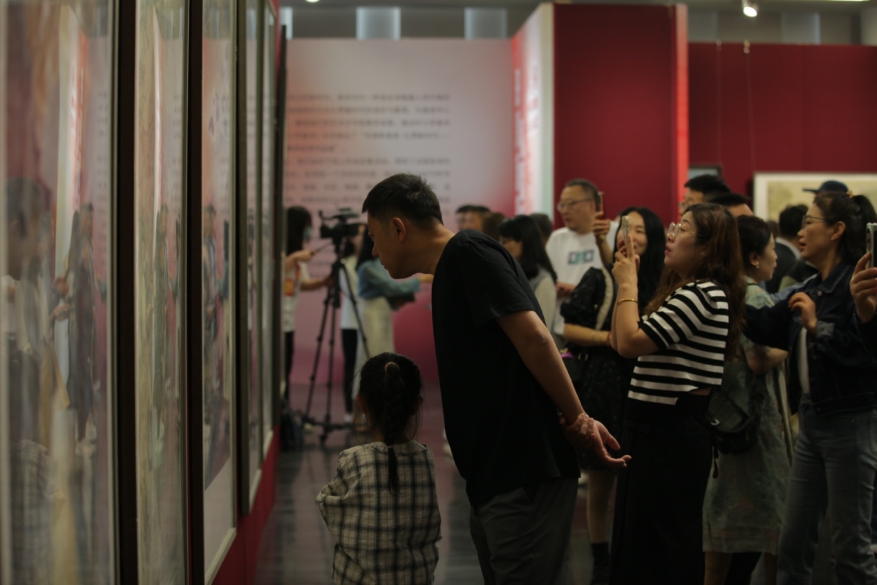 嘉賓及教研員、教師代表參觀展覽。主辦方供圖