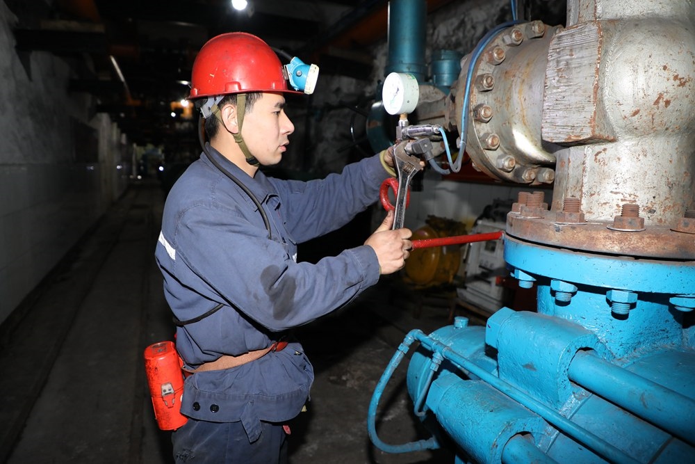 2024年4月30日，冀中能源峰峰集團(tuán)新屯礦機(jī)電區(qū)副區(qū)長(zhǎng)顧博在井下泵房檢修水泵。新華社發(fā)