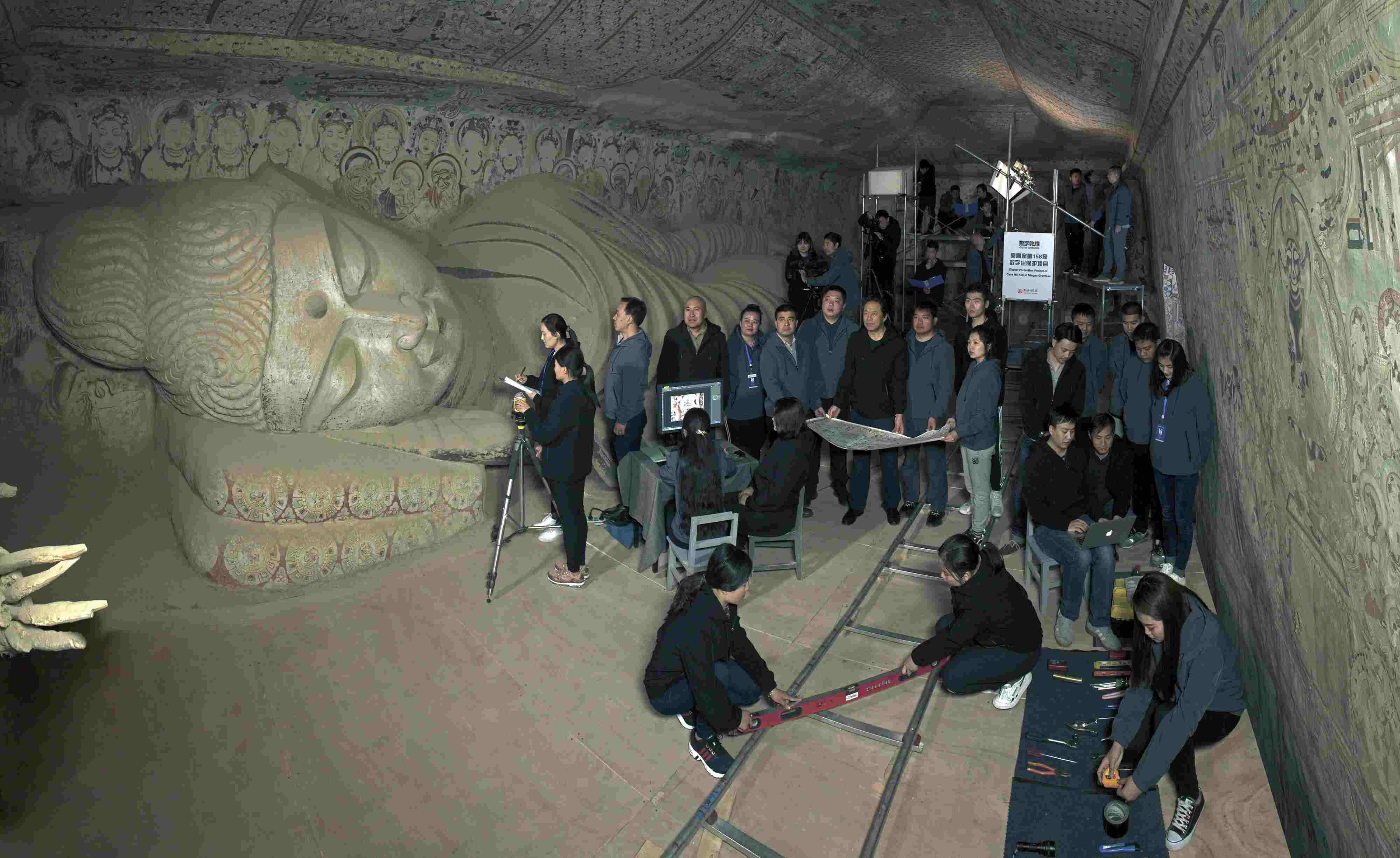 敦煌研究院文物數(shù)字化團(tuán)隊(duì)在莫高窟第158窟工作現(xiàn)場(chǎng)。敦煌研究院供圖