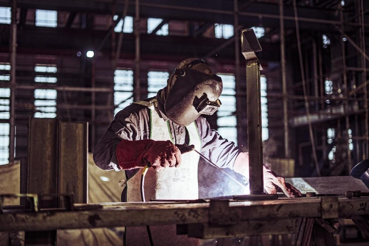 工人在沙特國(guó)王港項(xiàng)目現(xiàn)場(chǎng)進(jìn)行焊接操作。山東電建供圖