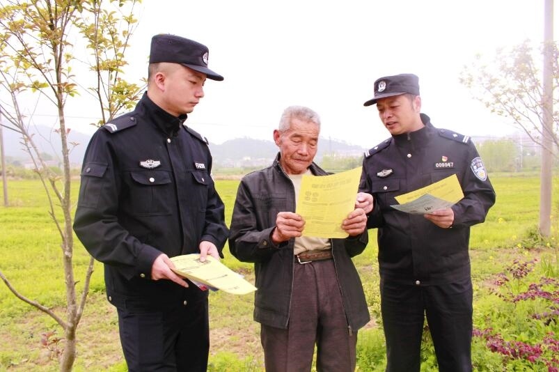 向村民宣傳反詐知識。