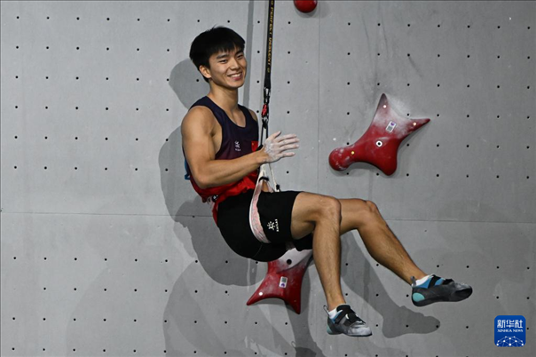 2024年4月13日，在江蘇吳江舉行的2024年國際攀聯(lián)攀巖世界杯（吳江站）男子速度決賽中，中國選手伍鵬獲得冠軍。圖為中國選手伍鵬在決賽后慶祝。新華社發(fā)（王須中攝）