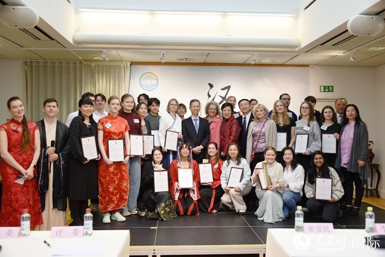 中國駐瑞典大使崔愛民、使館負責(zé)教育事務(wù)的黃立瓊參贊、預(yù)選賽評委老師和指導(dǎo)老師，以及所有獲獎選手合影留念。人民網(wǎng)記者 殷淼攝