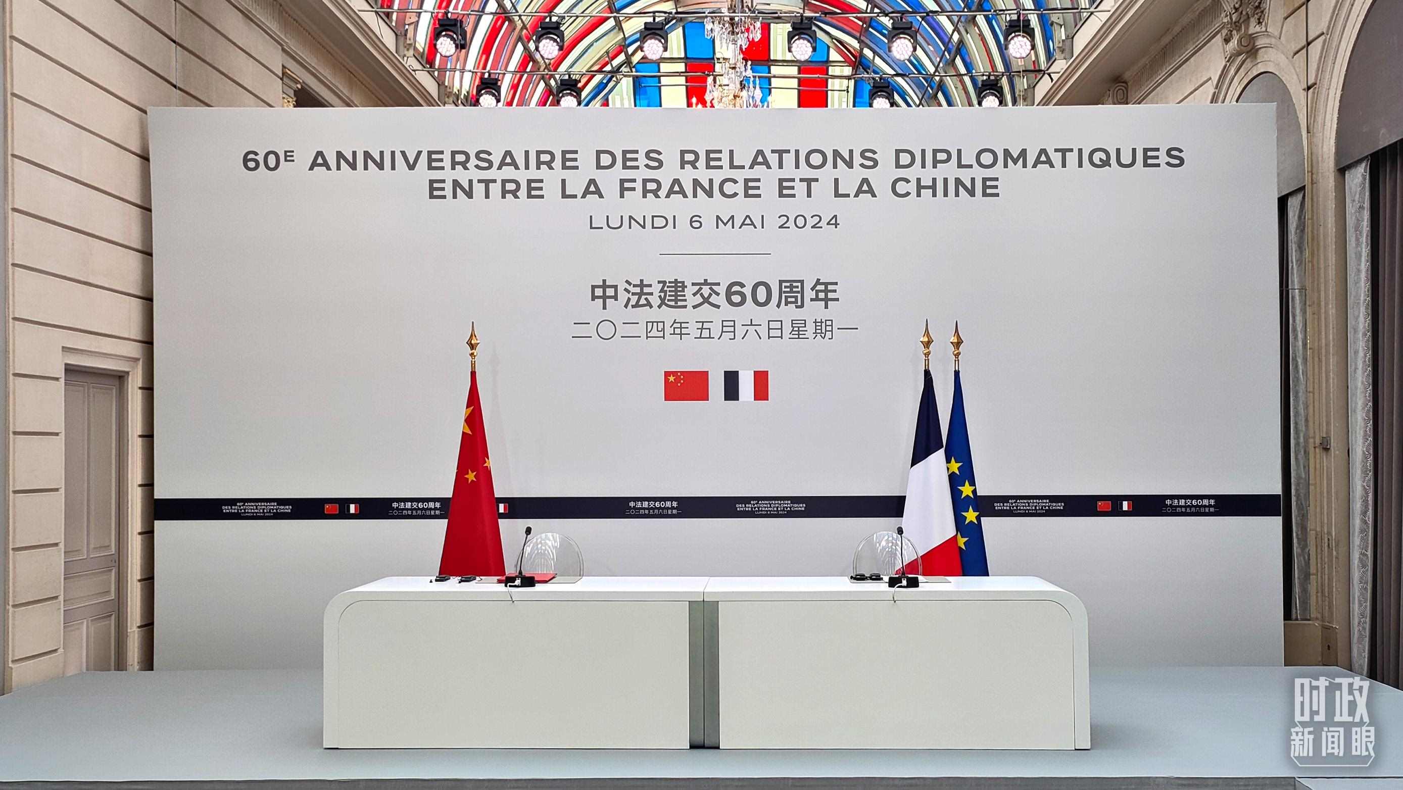 △習(xí)主席在巴黎愛(ài)麗舍宮同馬克龍總統(tǒng)會(huì)談后共同會(huì)見(jiàn)記者，這是會(huì)見(jiàn)開(kāi)始前的現(xiàn)場(chǎng)。（總臺(tái)央廣記者劉會(huì)民拍攝）