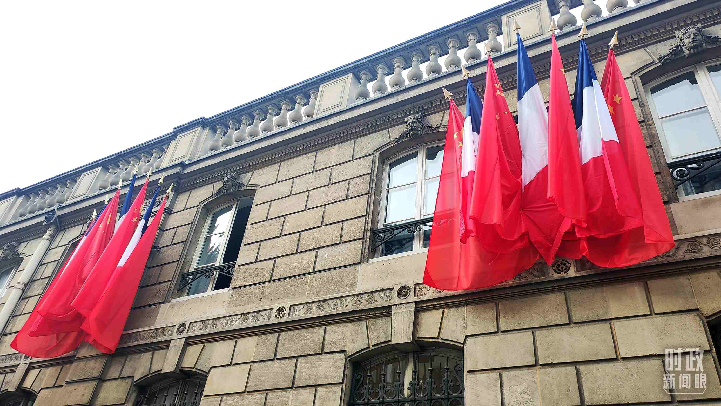△中法歐領(lǐng)導(dǎo)人三方會(huì)晤地點(diǎn)——愛(ài)麗舍宮懸掛中法兩國(guó)國(guó)旗。（總臺(tái)央視記者劉琦拍攝）
