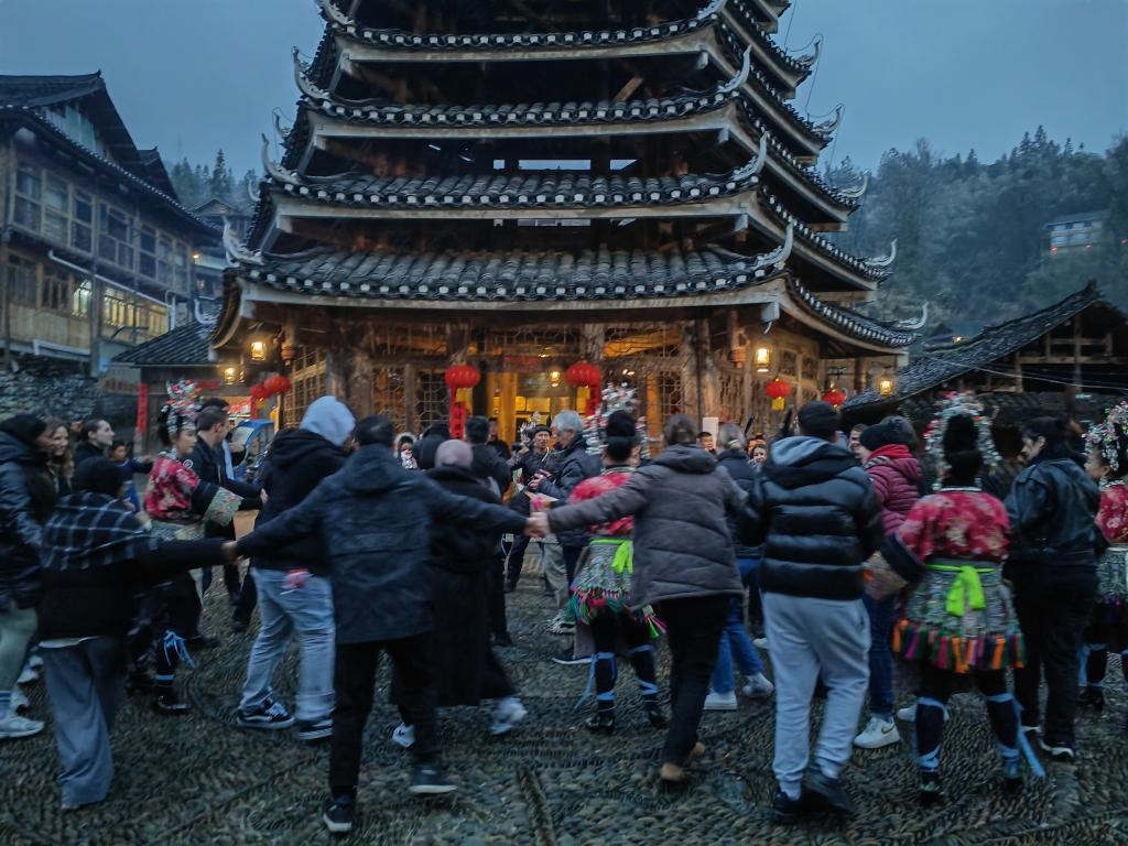 法國青年與當地村民牽手跳舞。新華社記者 羅羽 攝