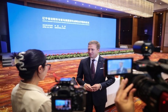 4月26日，寶馬集團(tuán)董事長(zhǎng)齊普策接受采訪。新華社記者 潘昱龍 攝