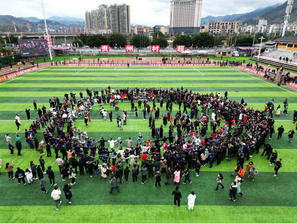 比賽結束后，兩隊隊員、親友團和大批觀眾手拉手跳起侗族舞蹈。新華社發(fā)（王炳真攝）