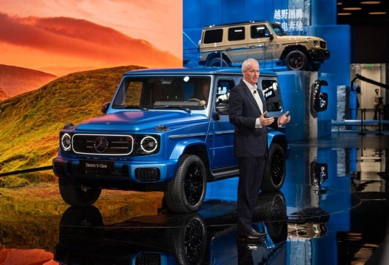 4月25日，在北京中國(guó)國(guó)際展覽中心順義館舉行的2024北京車(chē)展上，梅賽德斯—奔馳集團(tuán)股份公司董事會(huì)成員唐仕凱介紹梅賽德斯—奔馳純電G級(jí)越野車(chē)。新華社記者 才揚(yáng) 攝