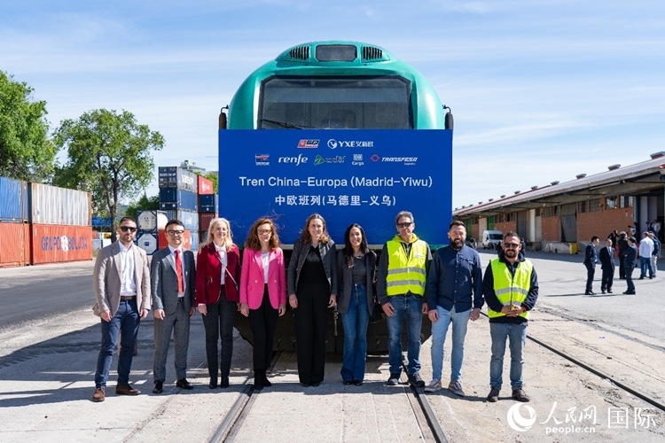義新歐集團(tuán)合作伙伴德鐵貨運(yùn)歐亞有限公司員工與紀(jì)念號(hào)班列合影留念。大衛(wèi)·阿瑪爾攝