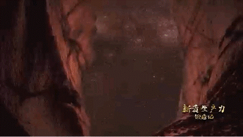 要甄別并發(fā)現(xiàn)暗物質(zhì)粒子，如同在一場人聲鼎沸的足球比賽現(xiàn)場聽見一根鋼針跌落的聲音。