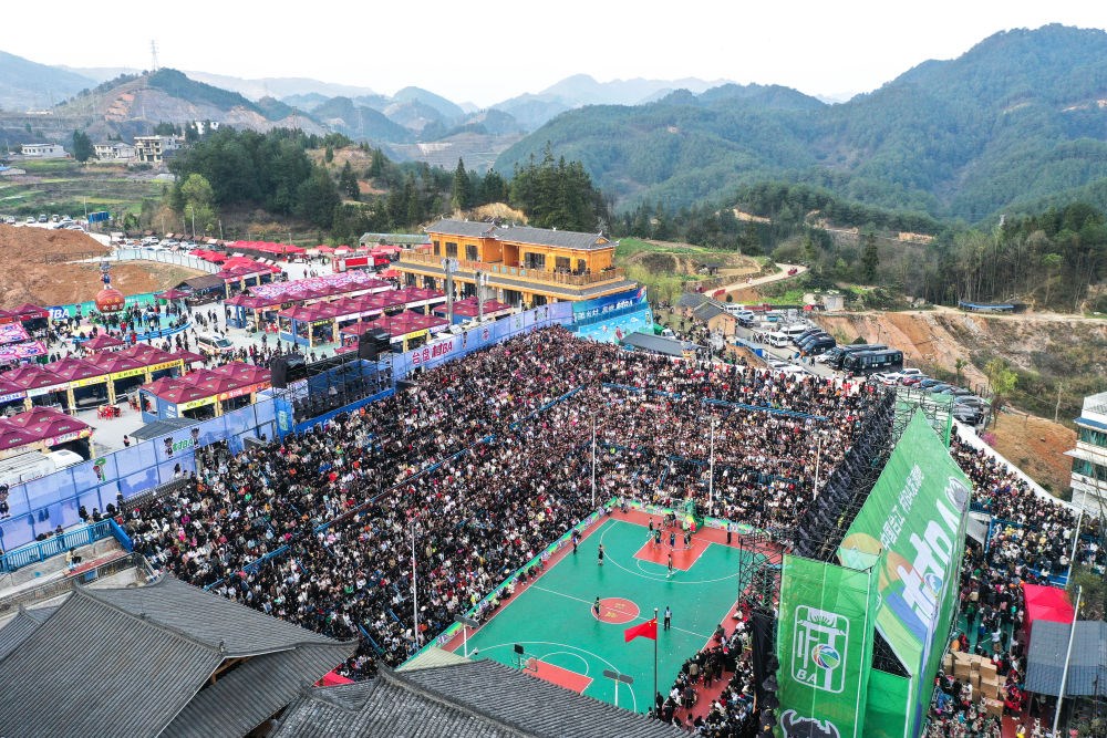 貴州省臺(tái)江縣舉辦的2024年“村BA”球王爭(zhēng)霸賽現(xiàn)場(chǎng)（2024年3月22日攝，無人機(jī)照片）。新華社記者 楊文斌 攝