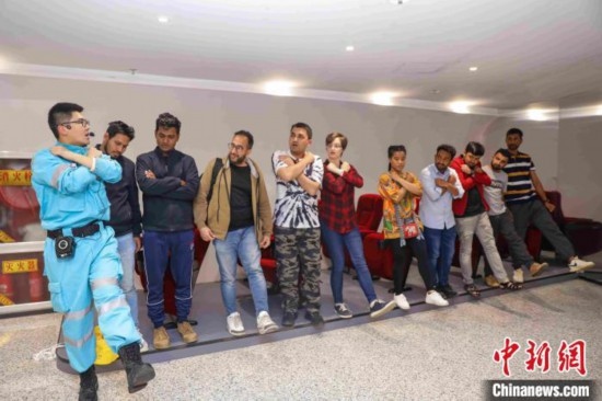 5月9日，工作人員指導(dǎo)留學(xué)生練習(xí)逃生技巧。張鷹 攝