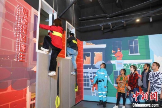 5月9日，留學(xué)生體驗(yàn)?zāi)M高樓緩降逃生。張鷹 攝