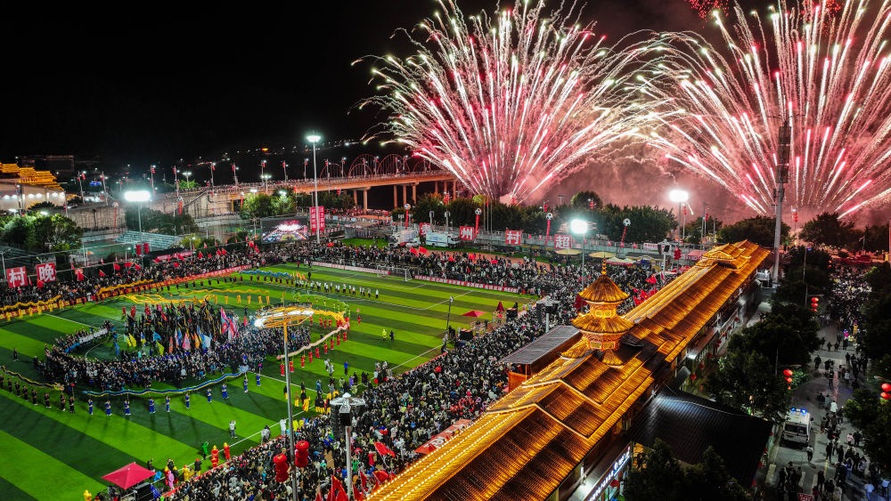 在貴州省榕江縣舉行的2024全國“村晚”示范展示活動(dòng)暨貴州“村超村晚”活動(dòng)中，音樂煙花秀精彩上演（2024年2月3日攝，無人機(jī)照片）。新華社記者 劉續(xù) 攝