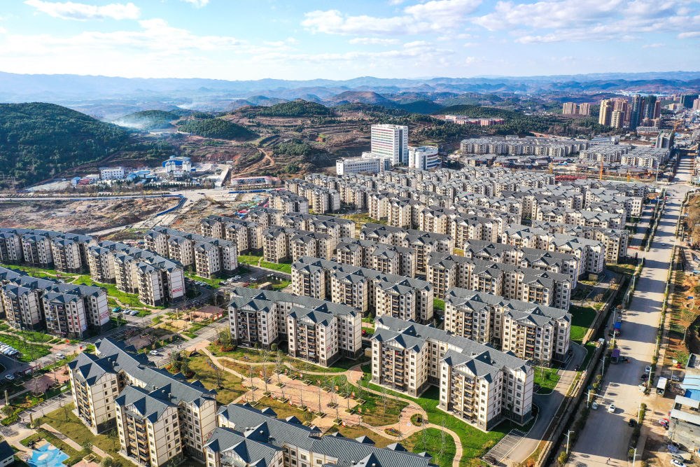 貴州省威寧縣五里崗街道朝陽新城易地扶貧搬遷安置小區(qū)（2021年11月28日攝，無人機(jī)照片）。新華社記者 楊文斌 攝