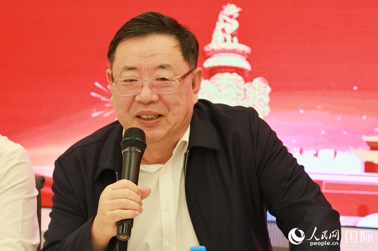 山東省泰安市委書記、市人大常委會(huì)主任楊洪濤在座談會(huì)上致辭。人民網(wǎng)記者 陳海琪攝