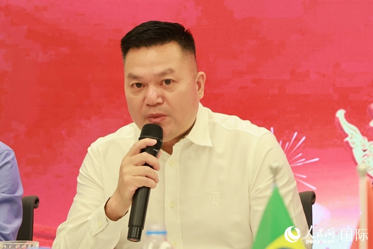 巴西和統(tǒng)會(huì)會(huì)長(zhǎng)張小春在座談會(huì)上致辭。人民網(wǎng)記者 陳海琪攝