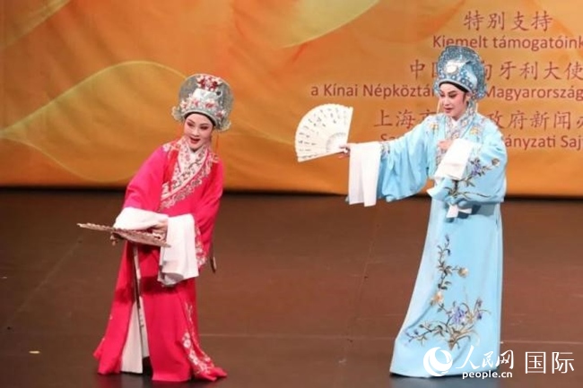 “玉蘭花開·魅力上?！弊哌M布達佩斯。葉辰亮攝