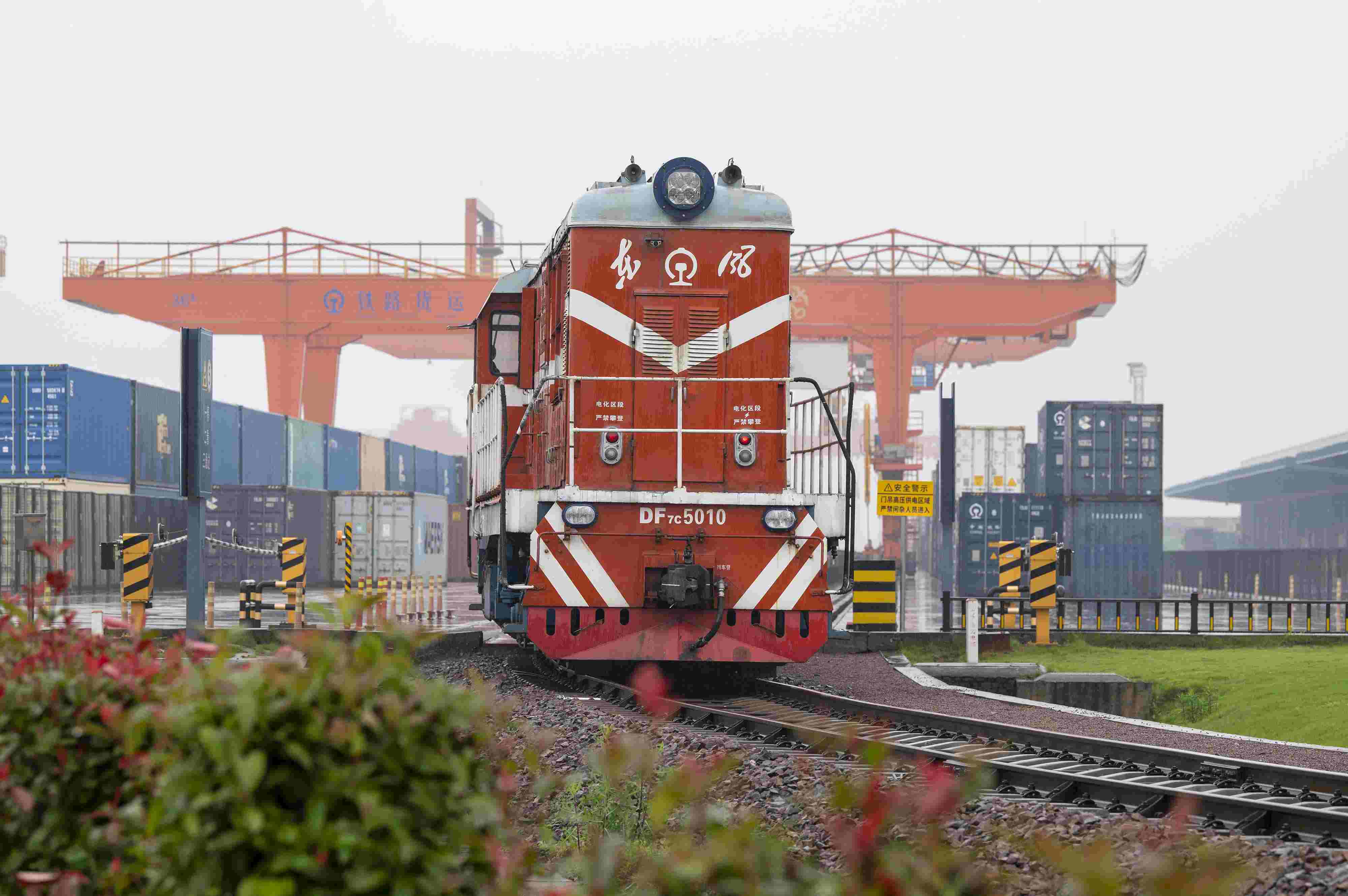 2024年5月5日，“五一”假期最后一天。在浙江省金華市金東區(qū)鐵路金華南站，一列滿載110標(biāo)箱的中歐班列緩緩啟程駛往匈牙利。