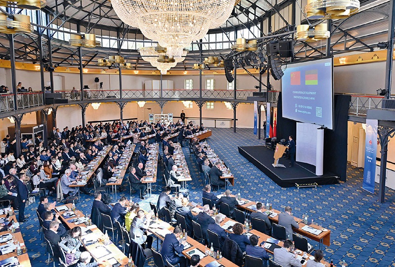 2024“投資中國(guó)”系列活動(dòng)德國(guó)專場(chǎng)4月5日在巴登—符滕堡州首府斯圖加特市舉行，活動(dòng)吸引德國(guó)工商界代表超300人參加。圖為當(dāng)日拍攝的活動(dòng)現(xiàn)場(chǎng)。 新華社記者 任鵬飛/攝