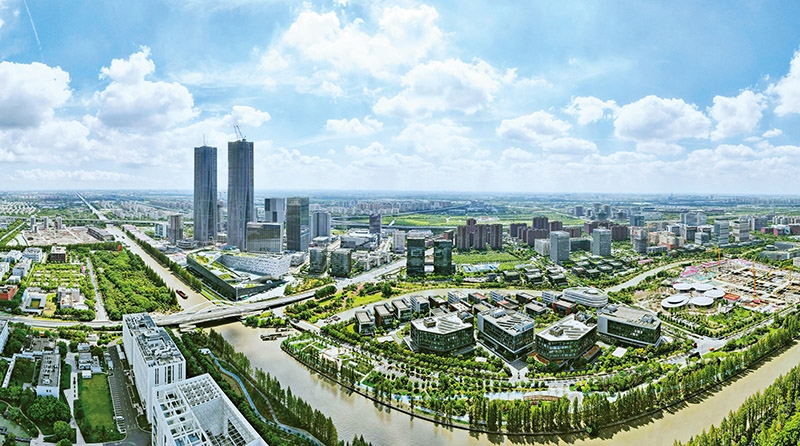 建立全國(guó)第一個(gè)國(guó)際貿(mào)易“單一窗口”，開(kāi)設(shè)全國(guó)第一批自由貿(mào)易賬戶，設(shè)立全國(guó)第一家外商獨(dú)資醫(yī)院、第一家外商獨(dú)資公募基金公司、第一家外商獨(dú)資汽車制造企業(yè)……中國(guó)（上海）自由貿(mào)易試驗(yàn)區(qū)掛牌以來(lái)，誕生了若干個(gè)“全國(guó)第一”，在制造業(yè)、金融業(yè)等數(shù)十個(gè)開(kāi)放領(lǐng)域，實(shí)現(xiàn)一批全國(guó)首創(chuàng)項(xiàng)目落地。圖為上海自貿(mào)區(qū)張江片區(qū)（2023年9月10日攝，無(wú)人機(jī)照片）。 新華社記者 方喆/攝