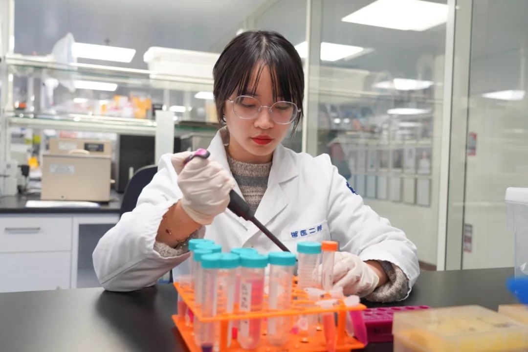 倪楚君在實驗中。浙江大學(xué)供圖