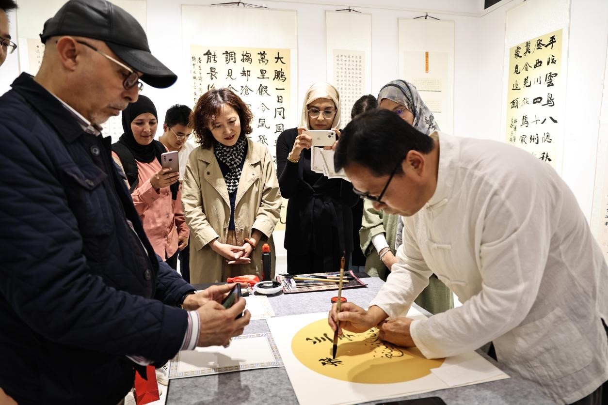 中摩書法老師在共同創(chuàng)作。拉巴特中國文化中心供圖