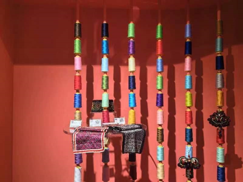 貴州省民族博物館內(nèi)展示的色彩斑斕的苗繡原材料及繡片（2024年4月27日攝）。新華社記者 楊欣 攝