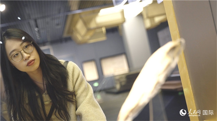 尹怡然在殷墟博物館新館參觀。人民網(wǎng)記者 劉寧攝