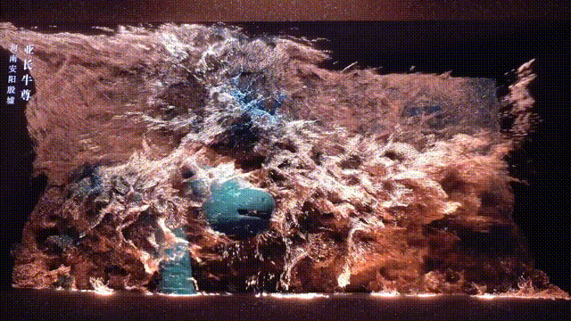 動(dòng)圖:殷墟博物館裸眼3D大屏展示的亞長(zhǎng)牛尊(央廣網(wǎng)發(fā) 趙夢(mèng)陽(yáng)制作)