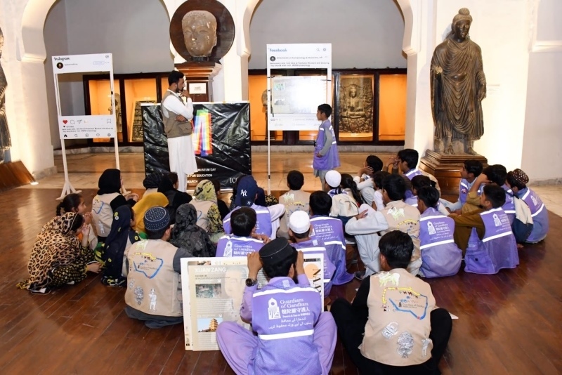 志愿者在博物館給孩子們開展互動講解。“犍陀羅守護(hù)人”供圖