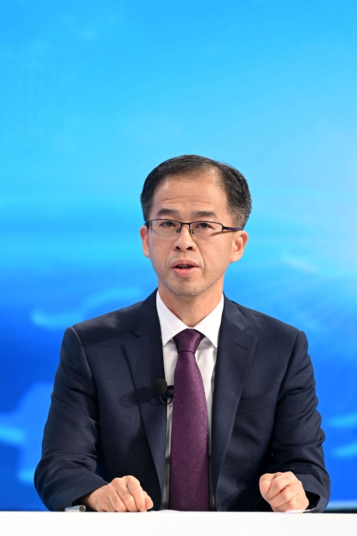 商務部政研室副主任丁維順在“中國經(jīng)濟圓桌會”錄制現(xiàn)場交流發(fā)言。新華社記者 金良快 攝