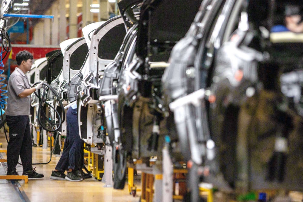 2023年9月7日，在位于泰國春武里府的上汽正大公司汽車工廠，工人在生產(chǎn)車間內(nèi)工作。新華社記者 王騰 攝