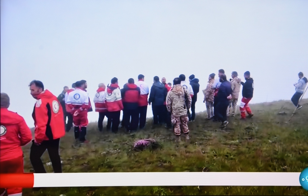 據(jù)伊朗邁赫爾通訊社5月20日?qǐng)?bào)道，伊朗總統(tǒng)萊希在直升機(jī)事故中遇難。這是5月20日拍攝的伊朗國家電視臺(tái)播放的救援人員抵達(dá)事故現(xiàn)場的畫面。 新華社記者 沙達(dá)提 攝