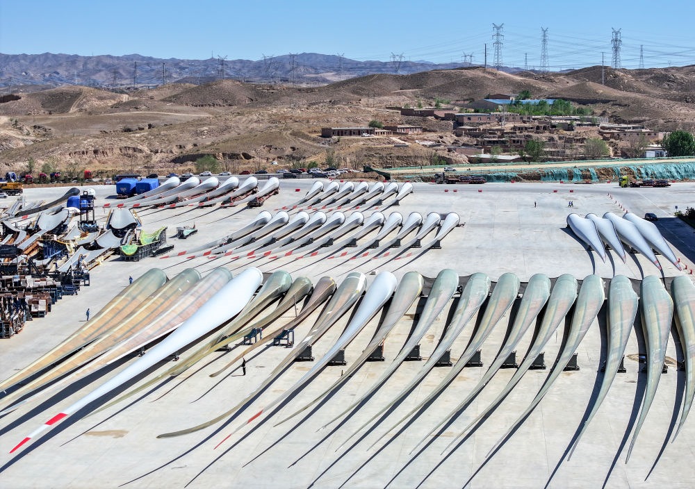 2024年5月11日拍攝的碼放在內(nèi)蒙古包頭市石拐區(qū)一家風電設備制造企業(yè)廠區(qū)內(nèi)的葉片（無人機照片）。新華社記者 連振 攝