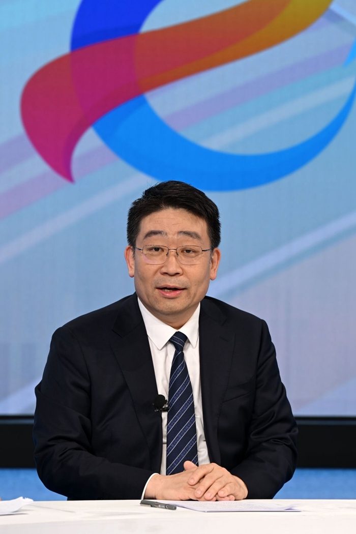 國家發(fā)展改革委產(chǎn)業(yè)司副司長霍福鵬在“中國經(jīng)濟圓桌會”錄制現(xiàn)場交流發(fā)言。新華社記者 金良快 攝