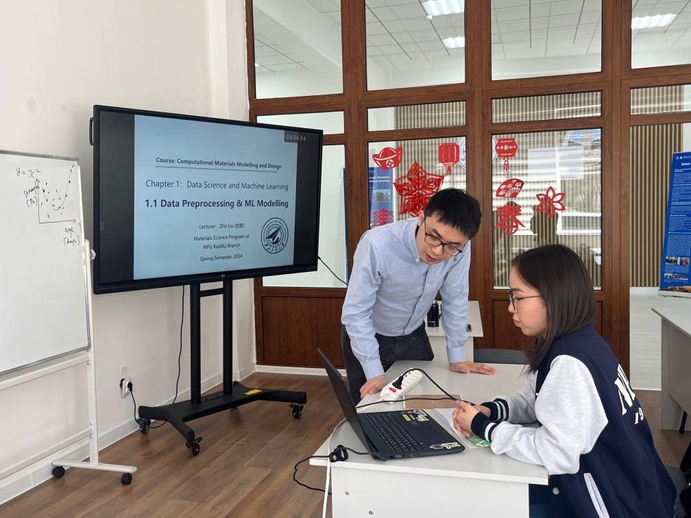 2024年4月，西北工業(yè)大學材料學院劉哲教授在西北工業(yè)大學哈薩克斯坦分校授課。（西北工業(yè)大學供圖）