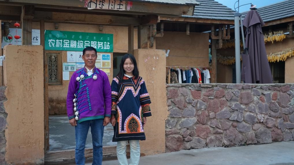 吉好有果和父親吉好也求在三河村新家合影。新華社記者 尹恒 攝