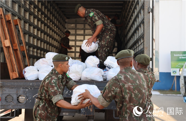 里約加利昂空軍基地，軍人在將捐贈(zèng)物資裝車。人民網(wǎng)記者 時(shí)元皓攝
