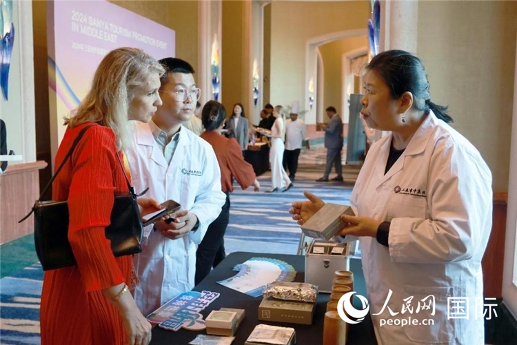 三亞市中醫(yī)院代表向來(lái)賓介紹中醫(yī)。人民網(wǎng)記者管克江攝