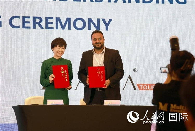 三亞與迪拜當(dāng)?shù)芈眯猩绾炇鸷献鲄f(xié)議。人民網(wǎng)記者管克江攝