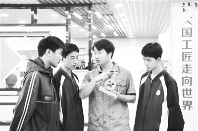 職業(yè)院校教師為數(shù)控技術(shù)應(yīng)用專業(yè)學(xué)生授課。 新華社記者 王全超攝