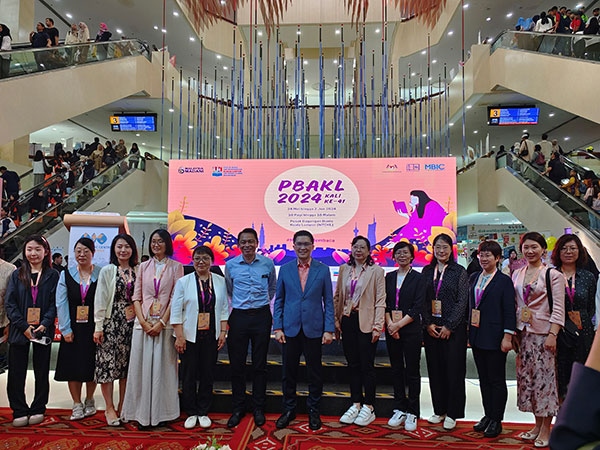 5月24日，在吉隆坡國(guó)際書展期間舉辦的中馬贈(zèng)書儀式。中國(guó)圖書進(jìn)出口（集團(tuán)）有限公司供圖