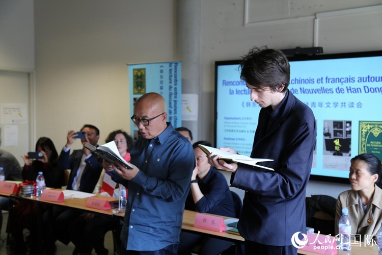 法國學(xué)子與作家韓東共讀小說選段。人民網(wǎng)記者 于超凡攝